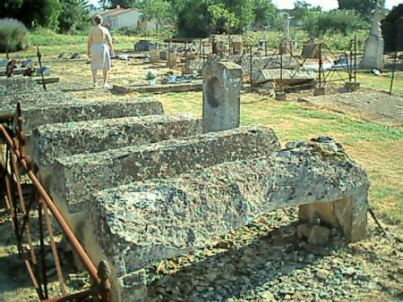 vielles tombes au cimetiere  d azay